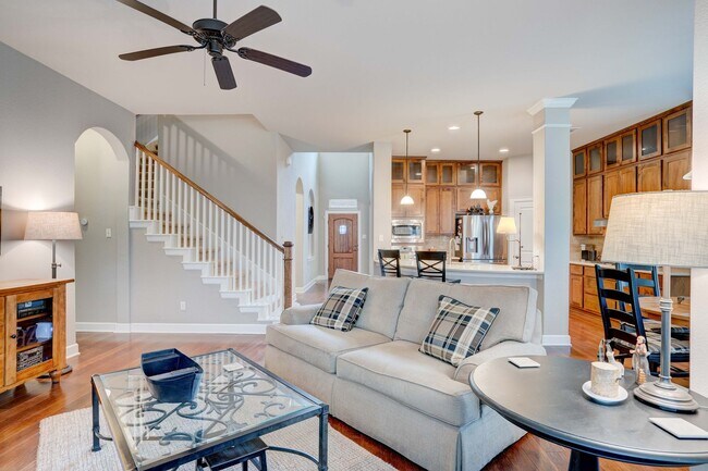 Building Photo - Beautiful 4 Bedroom, 3.5 Bathroom Home with Garage & Private Backyard