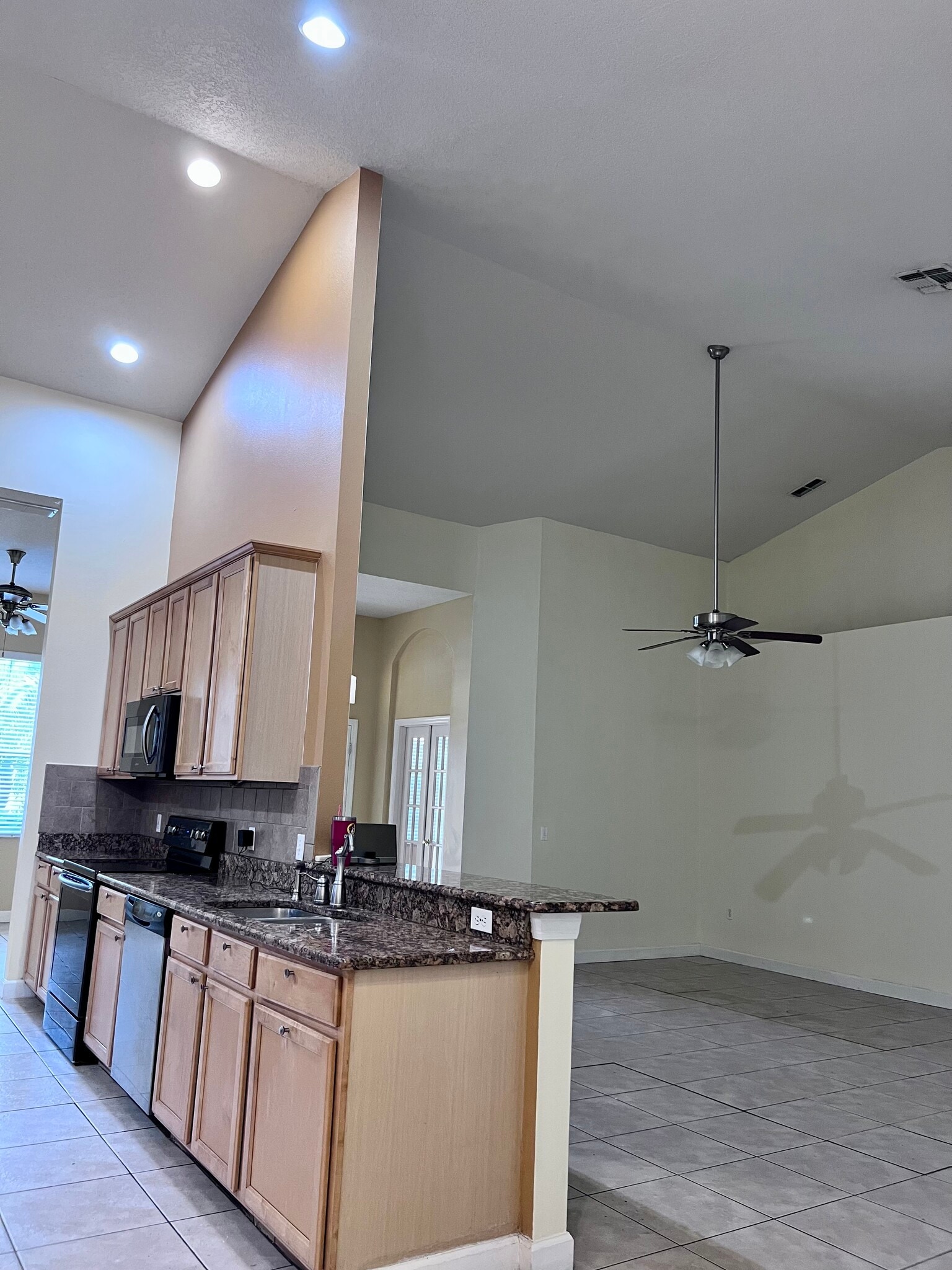 Very large kitchen, open concept - 1751 Crown Hill Blvd