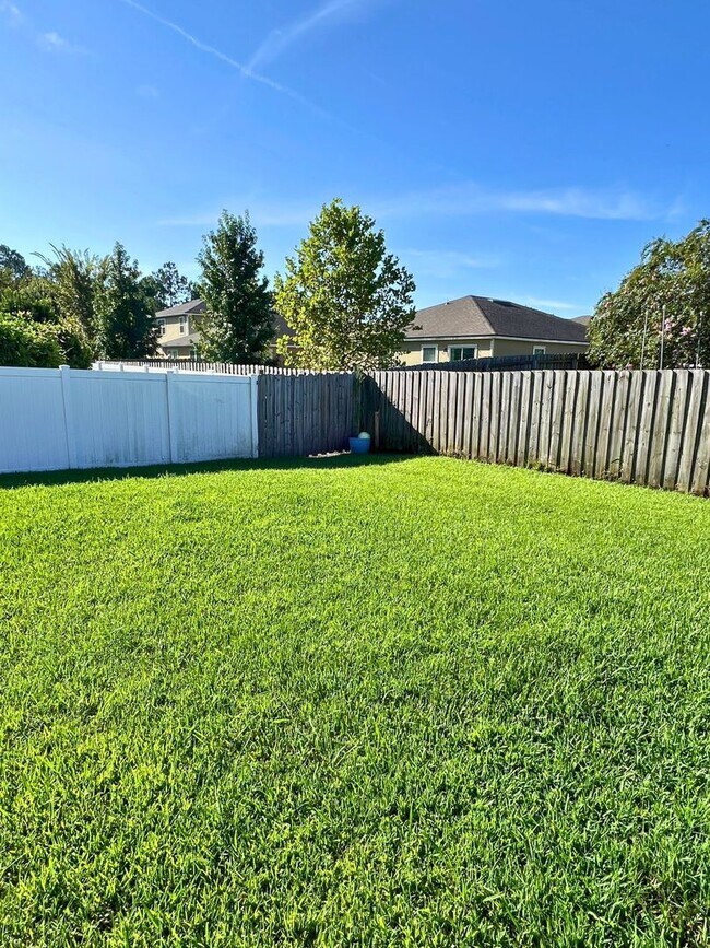 Building Photo - Stylish 4-Bedroom Home with Fenced Yard – ...