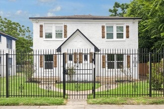 Building Photo - 2701 Truxillo St