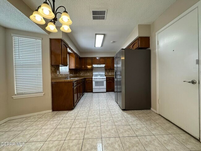 Building Photo - 701 Espolon Dr