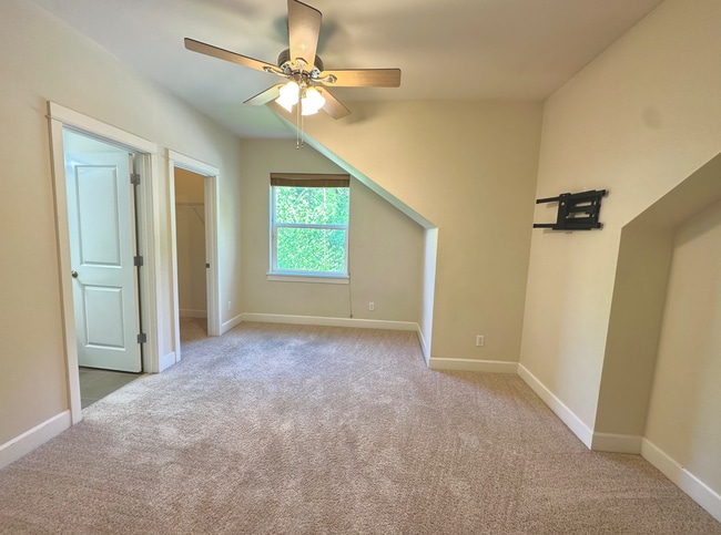 Building Photo - Spacious 3bed/3.5bath Townhome in West Sea...