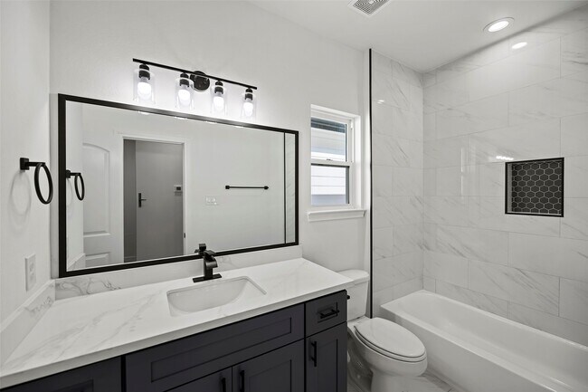 Building Photo - 1071 St Clair St