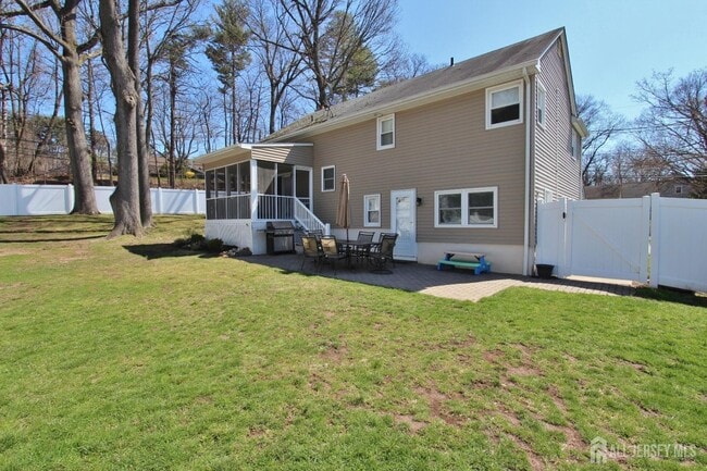 Building Photo - 611 E Crescent Pkwy