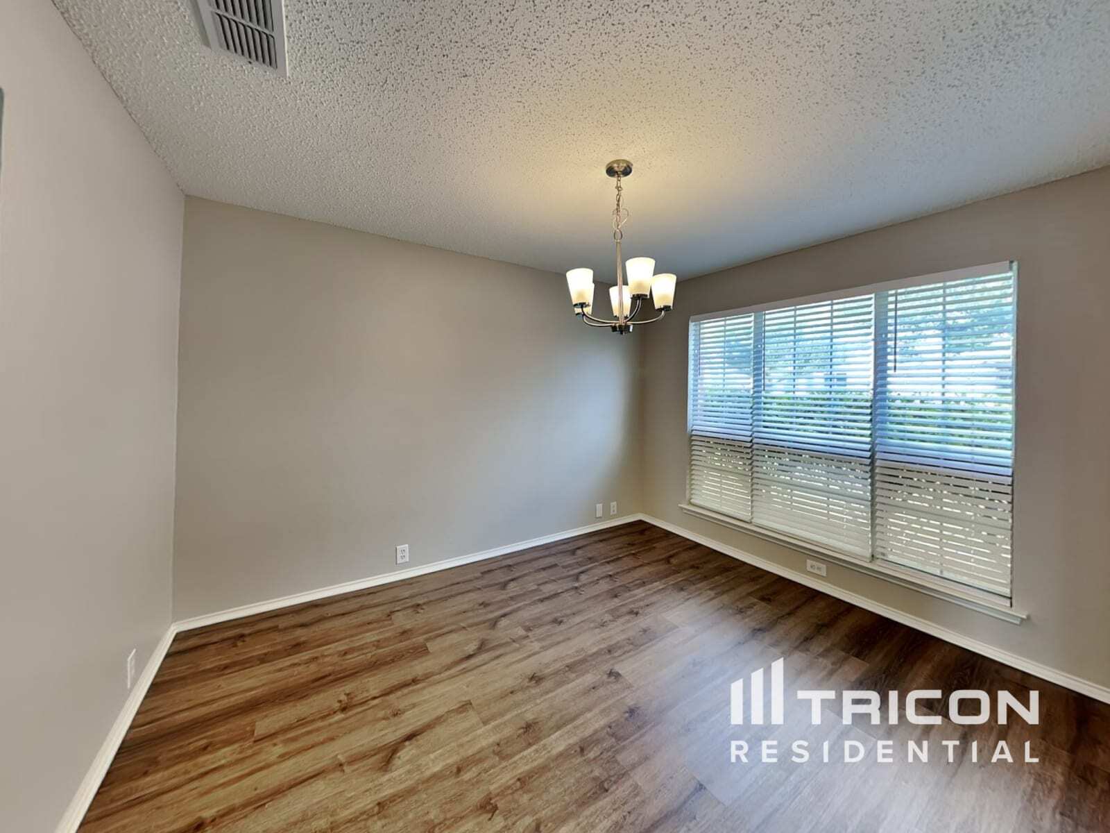 Building Photo - 5320 Tennis Villa Dr