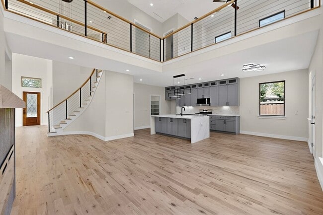 Building Photo - 1840 Highland Dr E