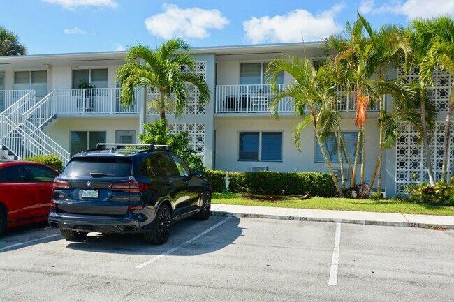 Building Photo - 2000 NE 51st Ct