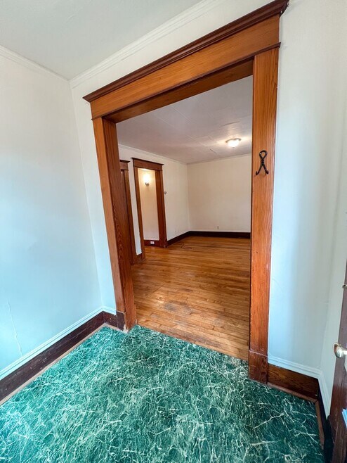 Building Photo - 208 King St