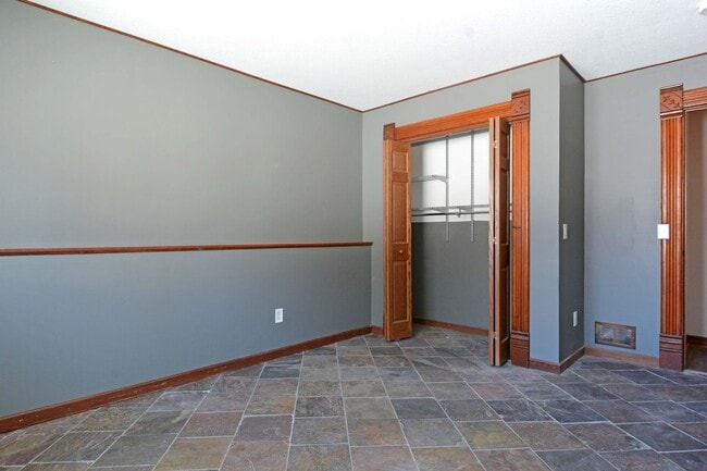 Building Photo - Spacious 5-Bed, 3 Bath Home in Delano - Available Now!