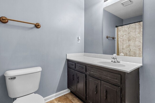 Building Photo - Beautiful Condo in Sango