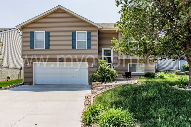 Primary Photo - Stunning 3 Bedroom / 2 Bathroom Home | Mil...