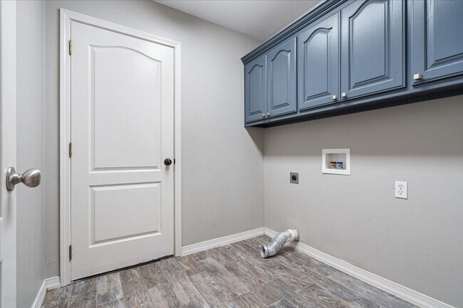 Building Photo - Discover this spacious 4-bedroom, 2-bath home