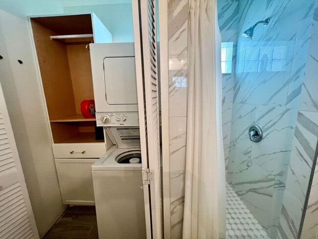 Building Photo - FULLY FURNISHED 2/2 OLD NE BUNGALOW