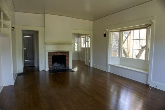 Building Photo - *** Unit is not available for showings until 01/01/2026 ***