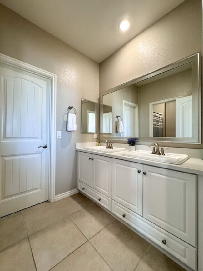 Building Photo - Stunning 5 Bedroom + Office Home with Priv...