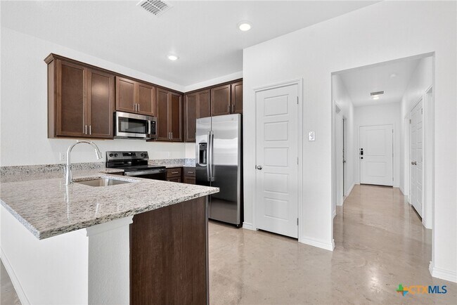 Building Photo - 620 Pacific Crest Trl