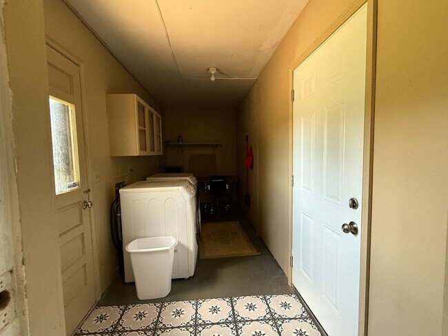 Building Photo - Spacious 4BR House in Tulsa