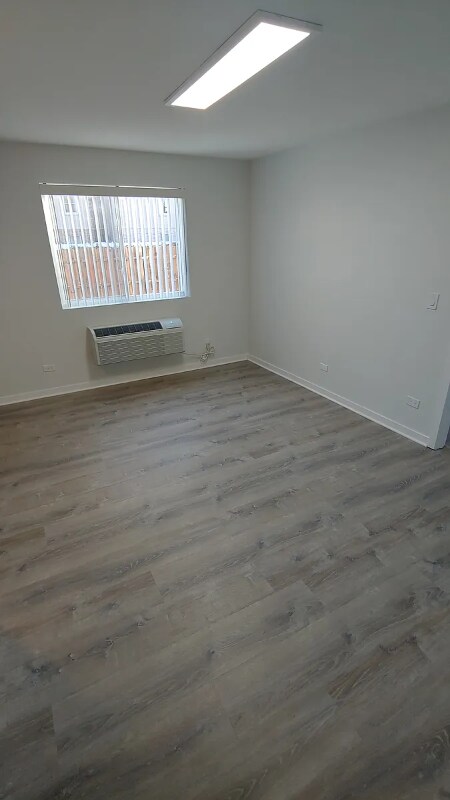 Building Photo - 5366 S Laramie Ave