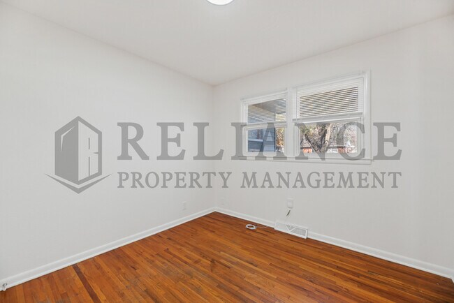 Building Photo - 900 N Brownthrush Ln