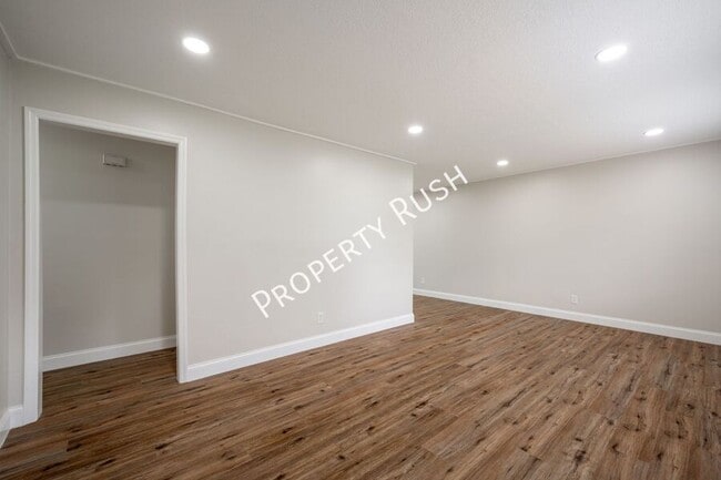 Building Photo - 7736 Holiday Hills Cir
