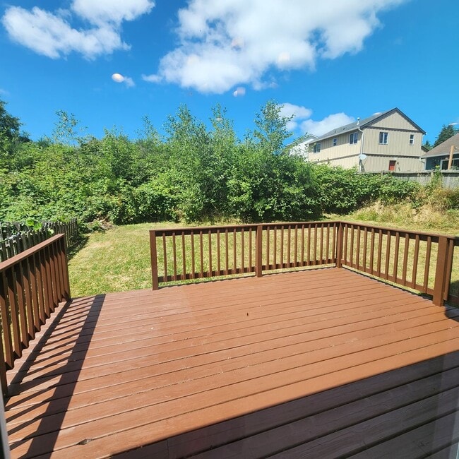 Building Photo - Luxurious 3 Bedroom with Spacious Rooms an...