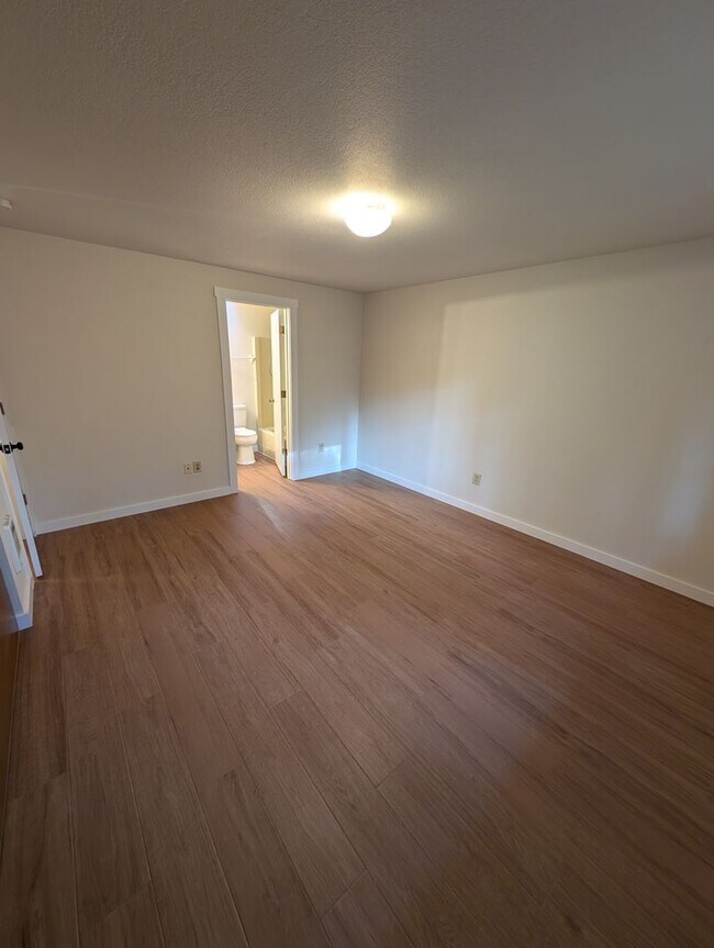 Building Photo - Manchester 3 Bedroom. Available NOW!!