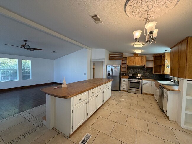 Building Photo - 3 Bedroom Single Story Home Available Near Unser Blvd SW & Bridge Blvd SW!