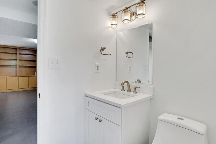 Building Photo - 6061 Blackberry Ln