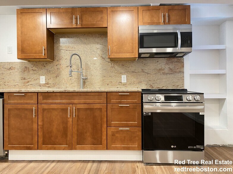 Primary Photo - 688 Parker St