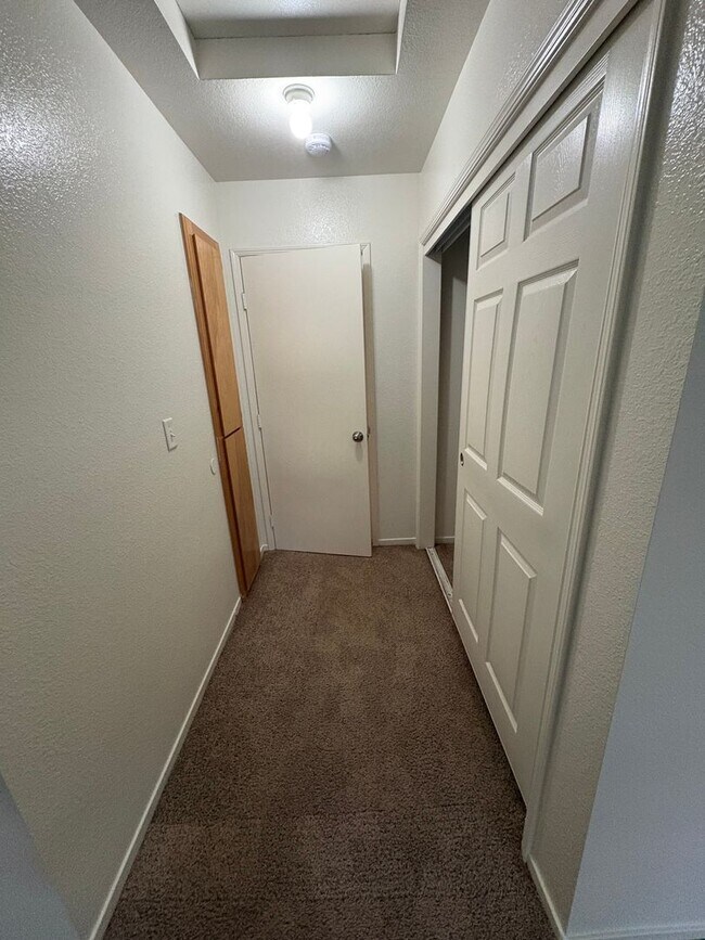 Building Photo - 2 story house in NW Visalia Available Now