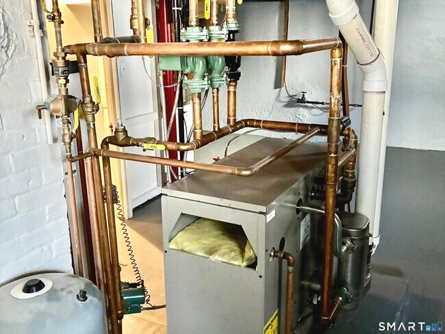 Building Photo - 302 Quaker Ln N