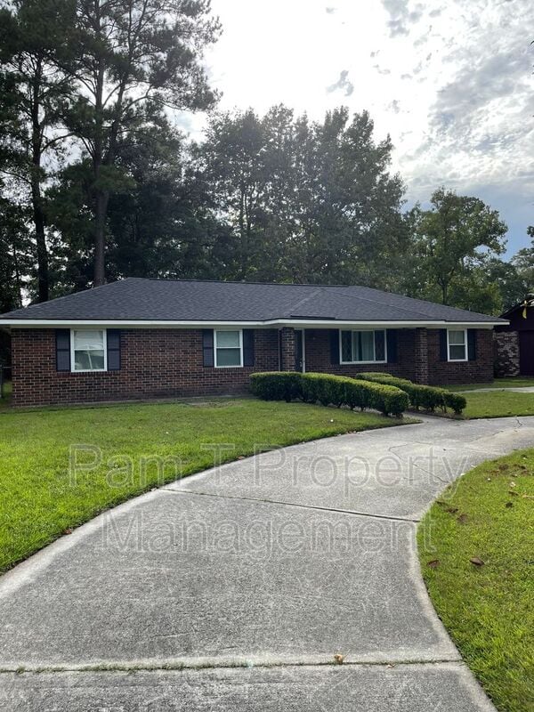 Primary Photo - 211 Holiday Dr