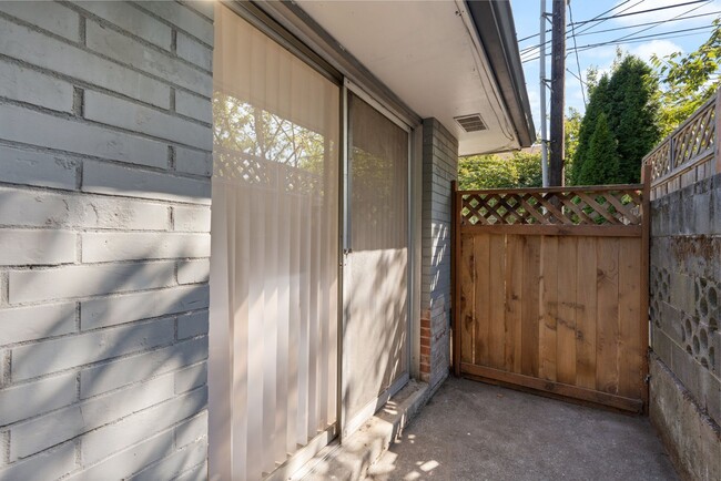 Building Photo - Renovated 2BR in Milwaukie