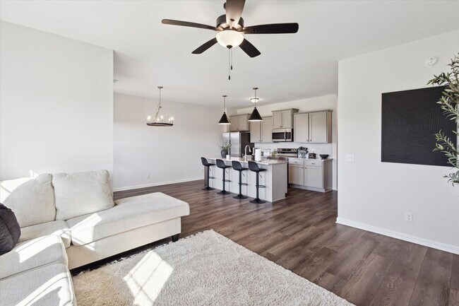 Building Photo - AVAILABLE JULY 2025 [PET FRIENDLY]