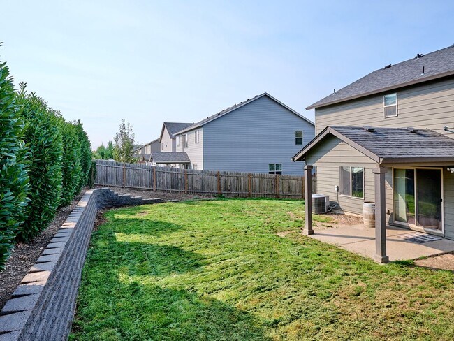 Building Photo - Beautiful 4 bedroom/2.5 Bath Home On Large...