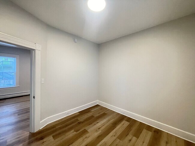 Building Photo - 386 Rimmon St