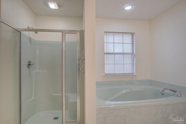Building Photo - 3012 Classic Dr