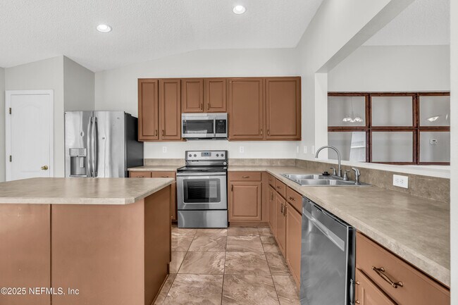 Building Photo - 1413 Heather Ct