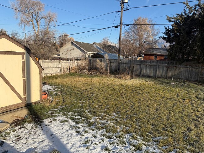 Building Photo - Beautifully remodeled apartment