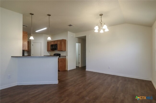 Building Photo - 909 Lasso Dr