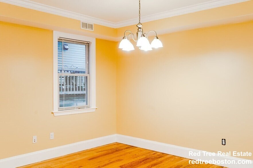 Building Photo - 164 Boylston St