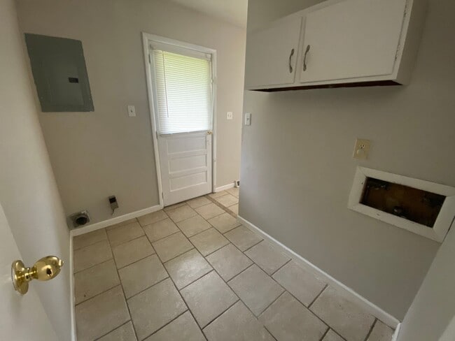 Building Photo - 845 Middle Dr