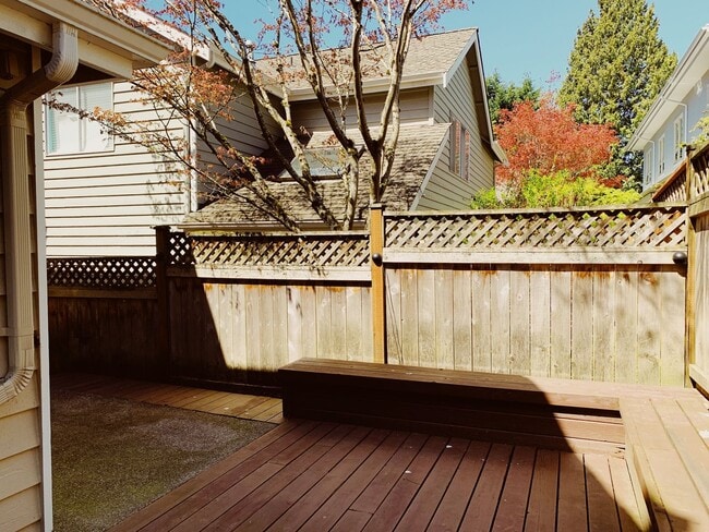 Building Photo - 3Bd/2.5Ba Kirkland Townhome