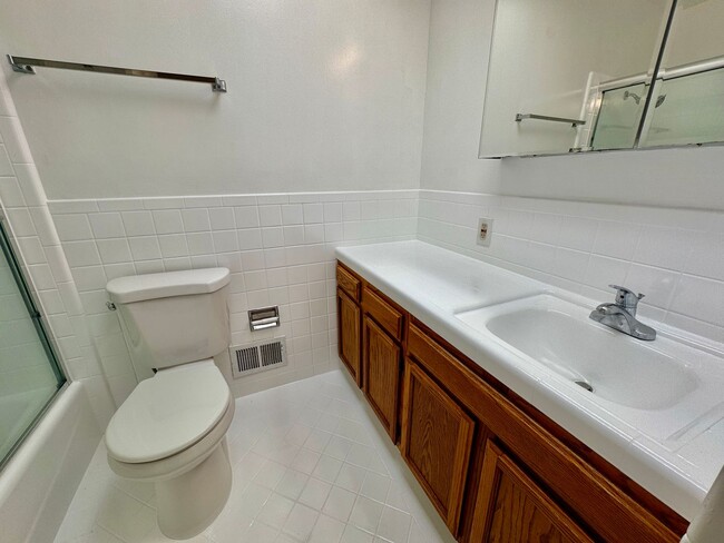 Building Photo - Updated Upstairs 3Bed/2Ba Home in Daly City with Views!