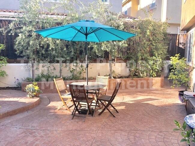 Building Photo - Very nice 4 bed, 2.5 bath, 1,885 sqft duet home in Concord available January 30th for lease!