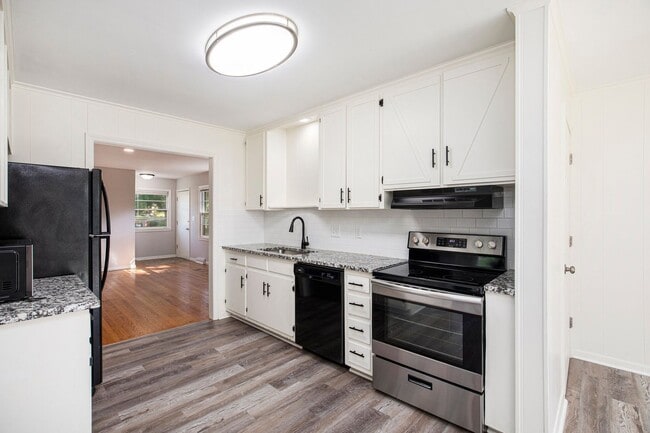 Primary Photo - Move in Special!! Beautiful 3BR/2BA w/ Garage & Fenced Yard