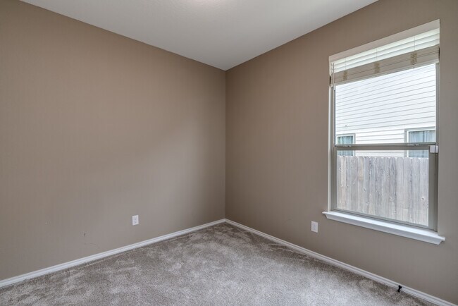 Building Photo - 120 Kat Garnet Dr