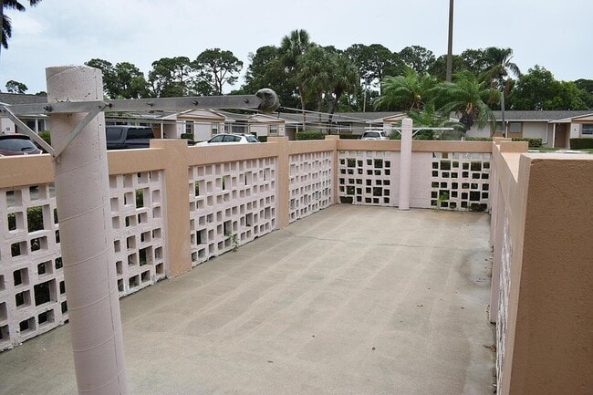 Building Photo - 2523 Dudley Dr W