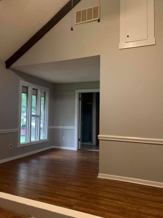 Building Photo - 903 W Walnut St