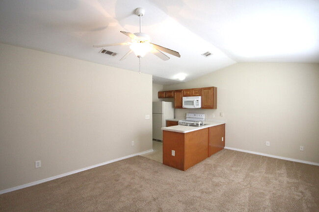 Building Photo - Northeast Pensacola 2BR – Perfect Location...